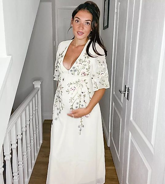 Hope & Ivy Maternity – Maxi-Brautjungfernkleid mit Blumenstickerei in Elfen günstig online kaufen