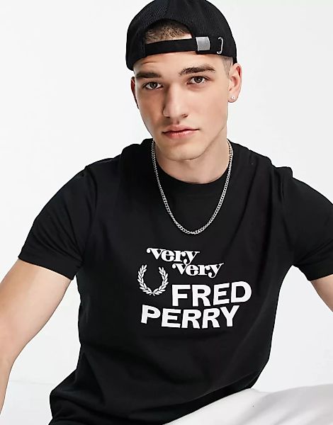 Fred Perry – T-Shirt in Schwarz mit großem Textlogo günstig online kaufen
