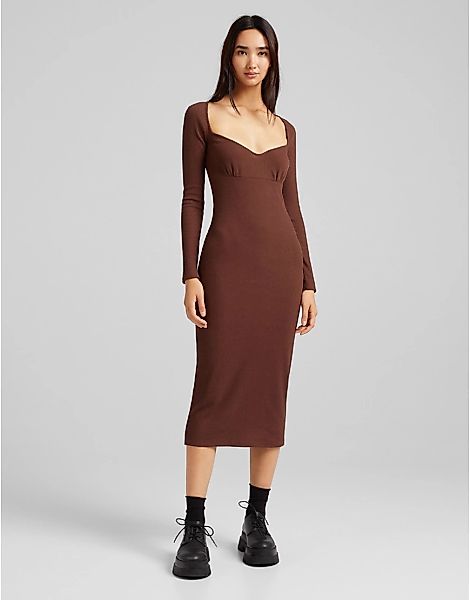 Bershka – Geripptes Kleid in Schokoladenbraun mit eckigem Ausschnitt günstig online kaufen