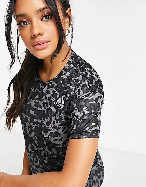 adidas Running – T-Shirt mit Leopardenmuster in Grau günstig online kaufen