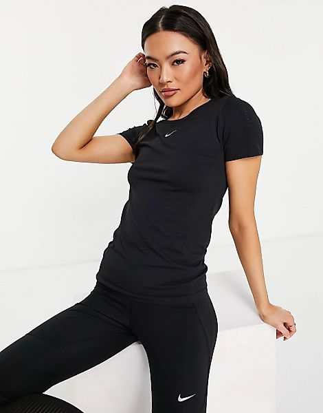 Nike Training – Essential – Schmal geschnittenes T-Shirt in Schwarz günstig online kaufen