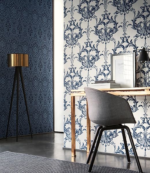 Bricoflor Ornament Tapete Royal Barock Vliestapete in Weiß Blau mit Textil günstig online kaufen