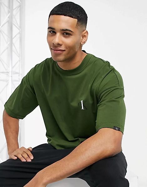 Calvin Klein – T-Shirt mit Logo und Rundhalsausschnitt in Khaki-Grün günstig online kaufen