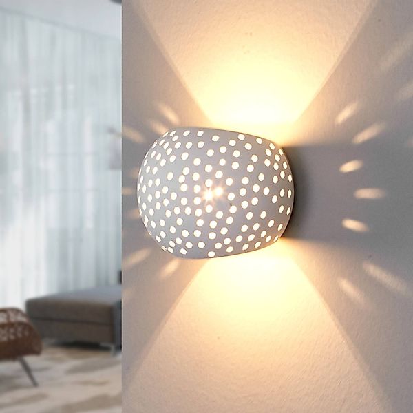 Wandlampe Jiru aus Gipskugel mit Lochmuster günstig online kaufen