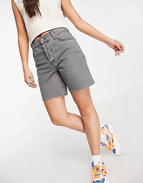 ASOS DESIGN – Lang geschnittene Shorts in verwaschenem Grau mit mittelhohem günstig online kaufen