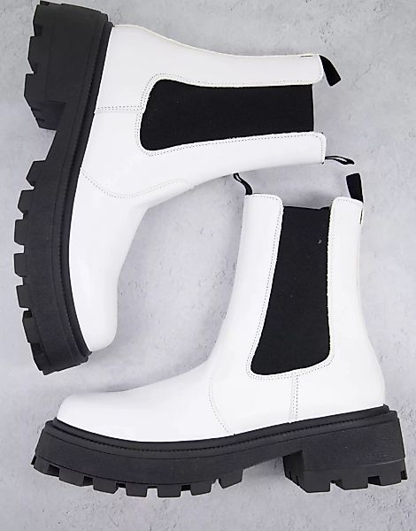 ASOS DESIGN – Chelsea-Stiefel aus Kunstleder in Weiß mit sehr dicker Kontra günstig online kaufen