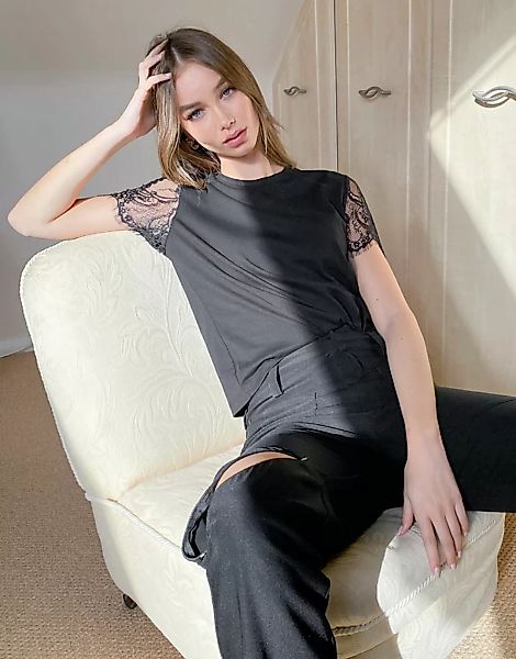 ASOS DESIGN - T-Shirt mit Spitzenärmeln in Schwarz günstig online kaufen