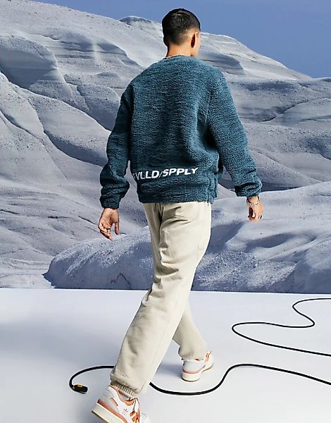 ASOS – Unrvlld Spply – Oversized-Sweatshirt aus Teddyfell mit Logo-Stickere günstig online kaufen