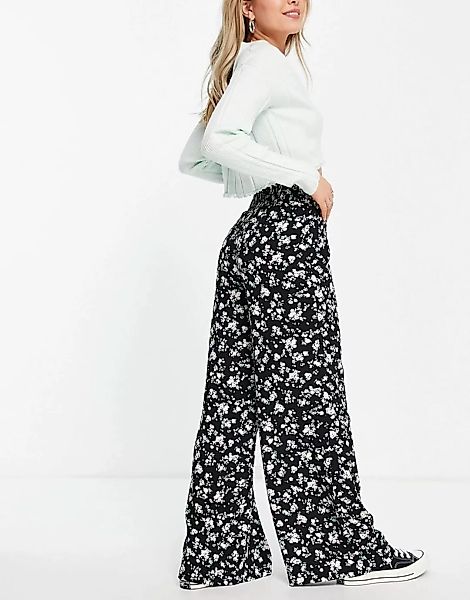 New Look – Hose in Schwarz mit weitem Bein und Blumenmuster günstig online kaufen