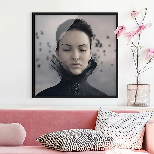 Bild mit Rahmen Portrait - Quadrat Porträt einer weinenden Frau günstig online kaufen