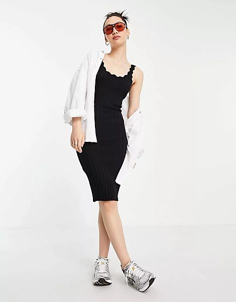 Y.A.S – Bodycon-Kleid aus Strick in Schwarz mit Trägern mit Bogenkante günstig online kaufen