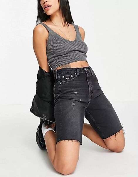 Tommy Jeans – Knielange Shorts aus Denim mit offenkantigem Saum in Schwarz günstig online kaufen
