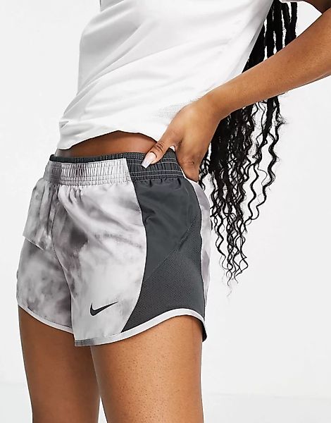 Nike Running – Icon Clash 10k – Shorts in grauem Batikmuster günstig online kaufen