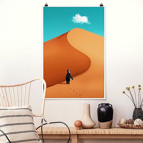 Poster Tiere - Hochformat Wüste mit Pinguin günstig online kaufen