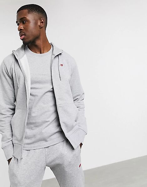 New Balance – Sweatshirt in Grau mit durchgehendem Reißverschluss und klein günstig online kaufen