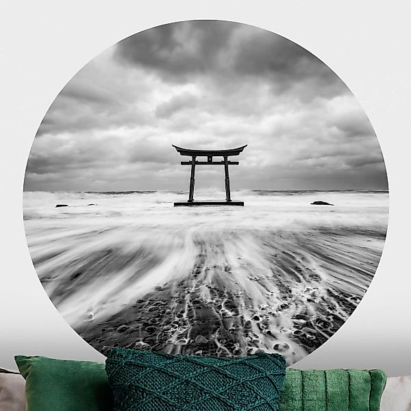 Runde Fototapete selbstklebend Japanisches Torii im Meer günstig online kaufen