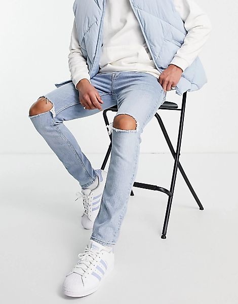 ASOS DESIGN – Enge Jeans in heller Waschung mit Knierissen-Blau günstig online kaufen