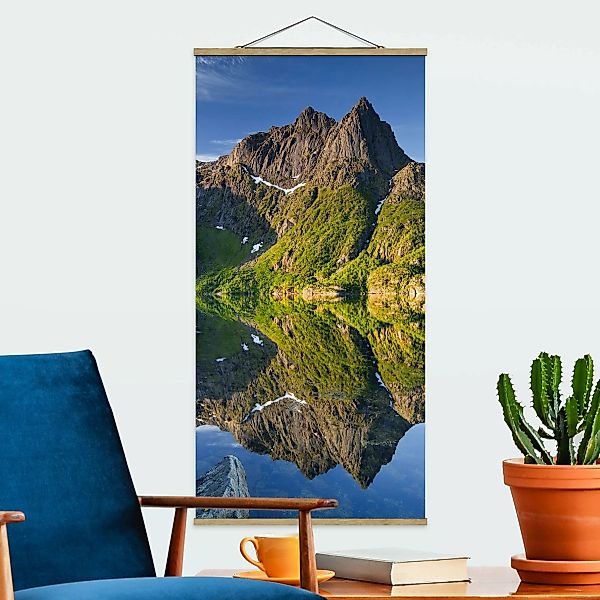 Stoffbild Berge mit Posterleisten - Hochformat Berglandschaft mit Wasserspi günstig online kaufen
