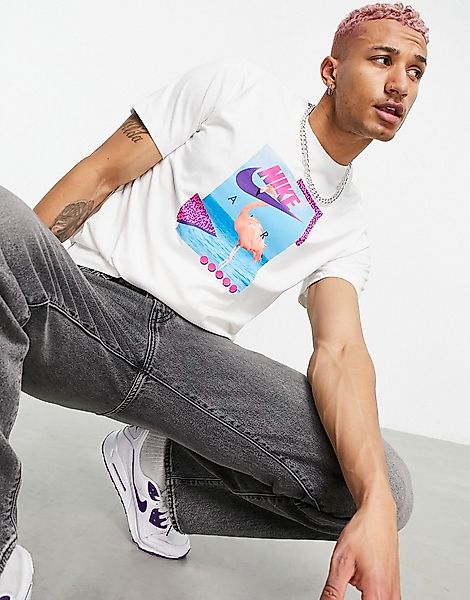 Nike Air – Weißes T-Shirt mit Strand-Flamingo-Grafik günstig online kaufen