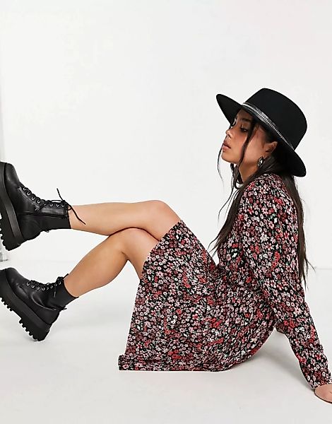 Only – Plissiertes Minikleid mit schwarzem Untergrund und Blumendruck-Mehrf günstig online kaufen