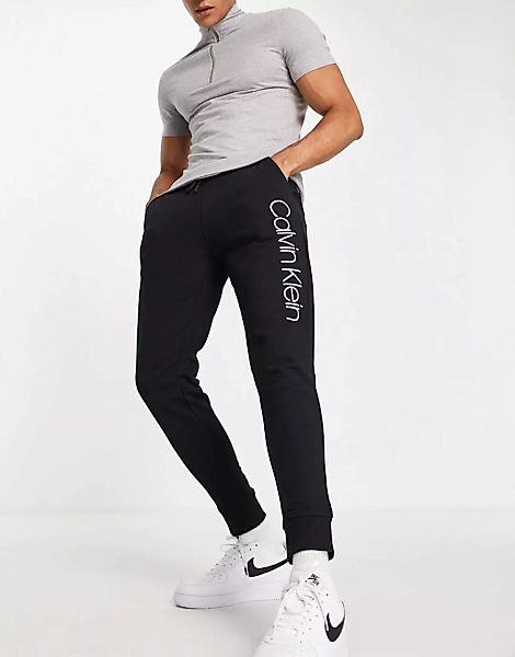 Calvin Klein – Jogginghose mit Bündchen und großem Logo in Schwarz günstig online kaufen
