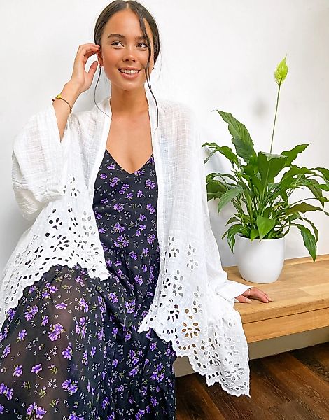 Free People – Amaira – Kimono-Oberteil mit Durchbrucharbeit in Weiß günstig online kaufen