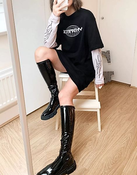 Weekday – Tracy – Doppellagiges T-Shirt-Kleid in Schwarz mit Schriftzug günstig online kaufen