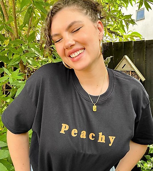 Heartbreak Plus – T-Shirt in Schwarz mit „Peachy“-Grafikprint günstig online kaufen