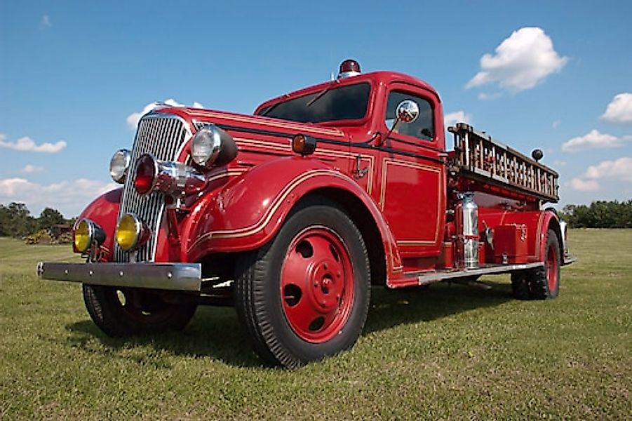 Papermoon Fototapete »Vintage Feuerwehrauto« günstig online kaufen