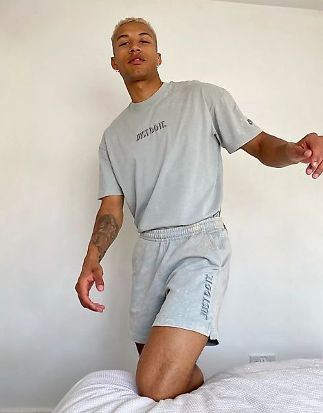 Nike – Just Do It – Shorts in verwaschenem Grau günstig online kaufen