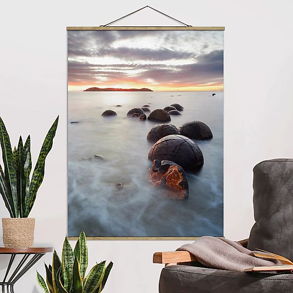 Stoffbild Strand mit Posterleisten - Hochformat Moeraki Neuseeland günstig online kaufen