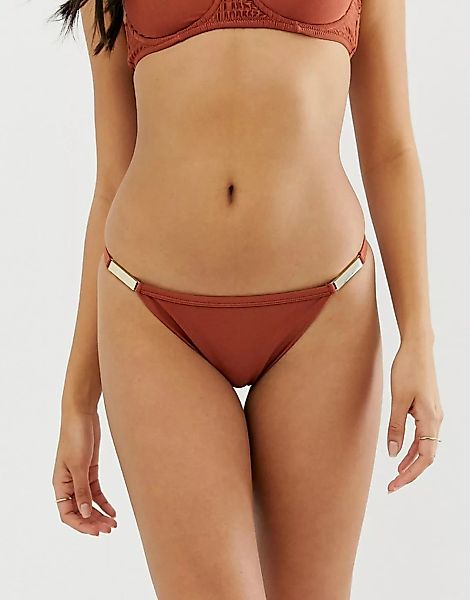 River Island – Braune Bikinihose mit Riemendesign und goldener Verzierung günstig online kaufen