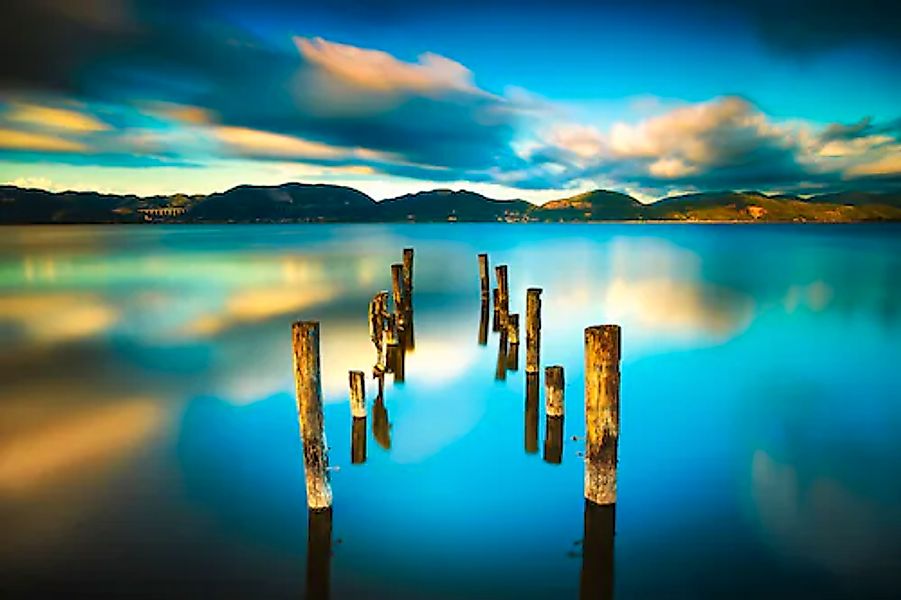 Papermoon Fototapete »HOLZ-BRÜCKE-ALT STEG MEER GEBIRGE SEE STRAND SONNE RU günstig online kaufen