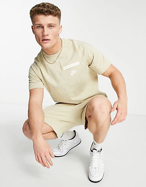 Nike – Modern Essentials – Sandfarbenes T-Shirt mit Tasche-Neutral günstig online kaufen