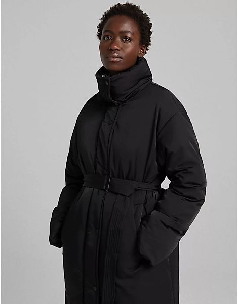 Bershka – Wattierter Nylon-Mantel mit Gürtel in Schwarz günstig online kaufen