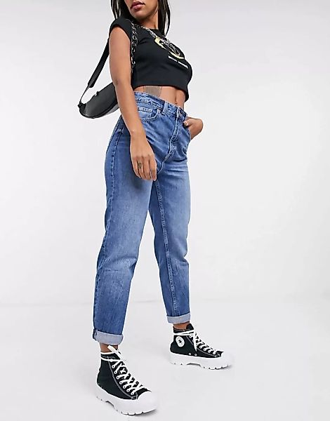 Bershka – Mom-Jeans in hellblauer Waschung günstig online kaufen