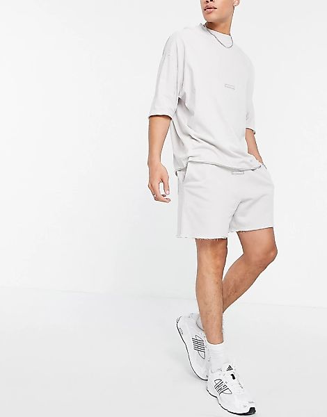 ASOS Dark Future – Locker geschnittene Shorts in Grau mit unversäuberten Ka günstig online kaufen