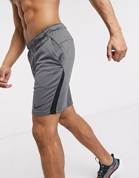 Nike – Training – Shorts in Grau günstig online kaufen