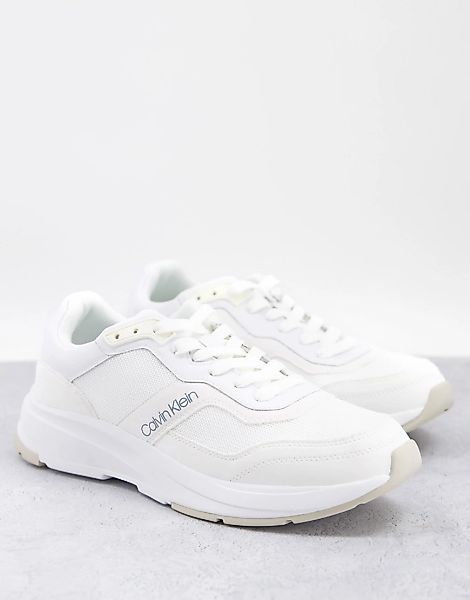 Calvin Klein – Niedrige Sneaker in Weiß mit dicker Sohle günstig online kaufen