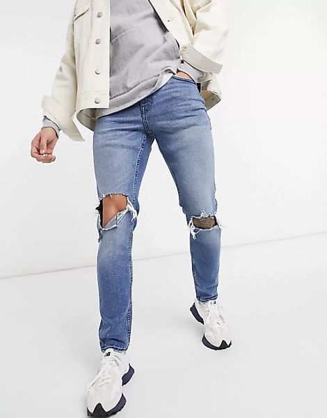 New Look – Eng geschnittene Jeans mit Knierissen in Mittelblau günstig online kaufen