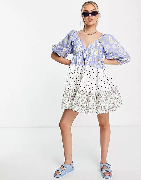 ASOS DESIGN – Gestuftes Mini-Babydoll-Kleid mit verschiedenen Prints-Mehrfa günstig online kaufen