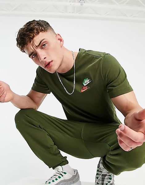 Nike – Essentials+ – T-Shirt mit mehreren Logos in Khaki-Grün günstig online kaufen