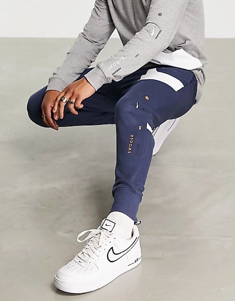Nike – Jogginghose in Donnerblau mit Bündchen und Swoosh-Logo-Marineblau günstig online kaufen