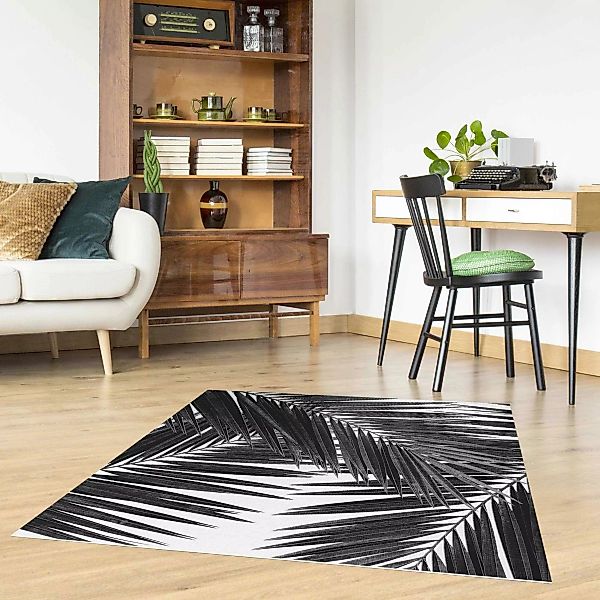 Vinyl-Teppich Blick durch Palmenblätter schwarz weiß günstig online kaufen