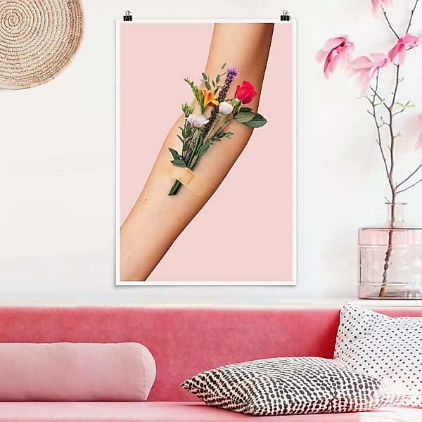 Poster Blumen - Hochformat Arm mit Blumen günstig online kaufen