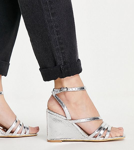 Simply Be Extra Wide Fit – Ava – Sandalen in Silber mit Keilabsatz, sehr we günstig online kaufen