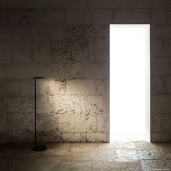 FLOS Oblique Floor LED-Stehlampe 927 USB anthrazit günstig online kaufen