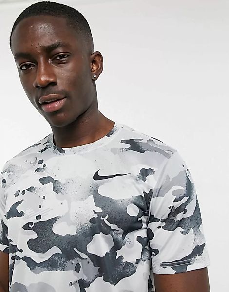 Nike Training – T-Shirt mit Military-Muster in Hellgrau günstig online kaufen