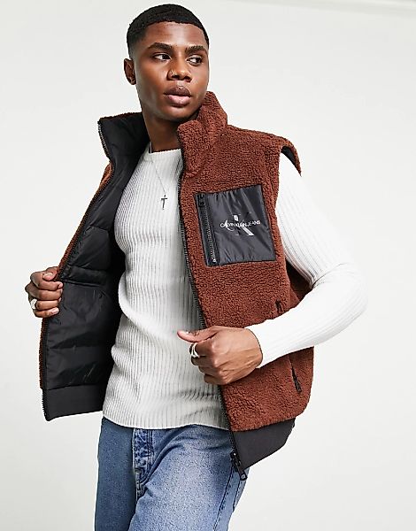 Calvin Klein Jeans – Wendbare 4-in-1-Jacke aus Polarfleece in Schwarz/Braun günstig online kaufen