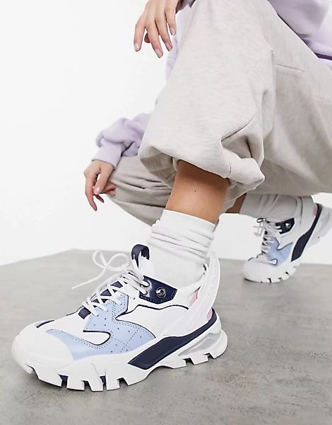 Calvin Klein Jeans – Clarice – Sneaker mit dicker Sohle in Weiß und Blau-Me günstig online kaufen